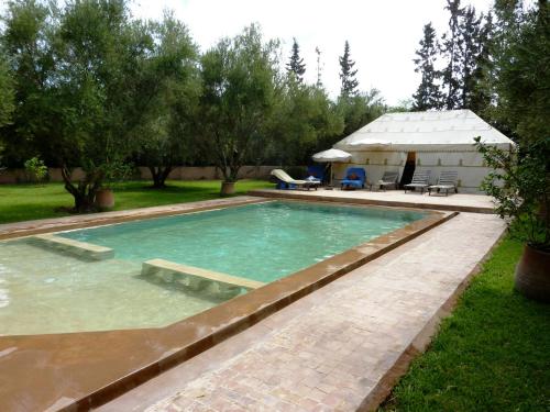 Exceptionnelle Villa riad avec cuisinière-Piscine chauffée-Navette airport gratuite-Fibre internet