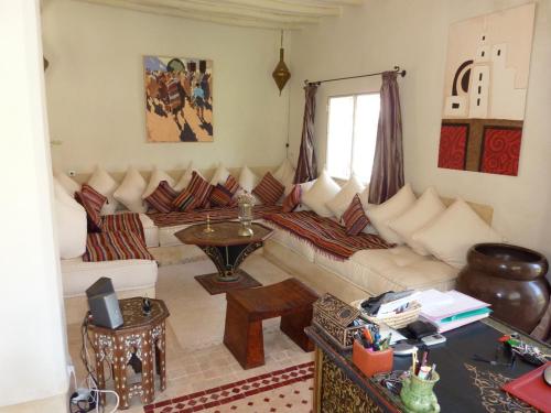 Exceptionnelle Villa riad avec cuisinière-Piscine chauffée-Navette airport gratuite-Fibre internet