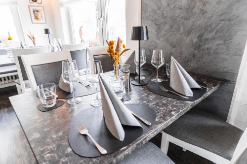 Hotel Apartments Restaurant CALA LUNA in Marburg