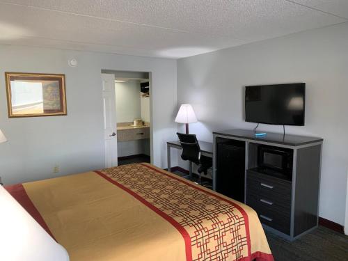 Deluxe King Jacuzzi Room - Non-Smoking image 5