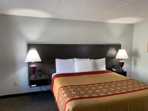 Deluxe King Jacuzzi Room - Non-Smoking room in Pigeon Forge Parkway Inn