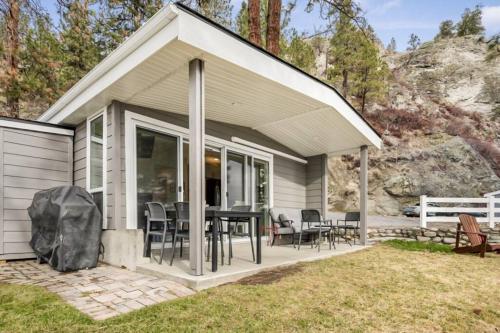Family-friendly Cottage with amazing views in West Kelowna, Canada