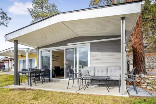 Family-friendly Cottage with amazing views in West Kelowna, Canada