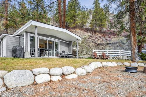 Family-friendly Cottage with amazing views in West Kelowna, Canada