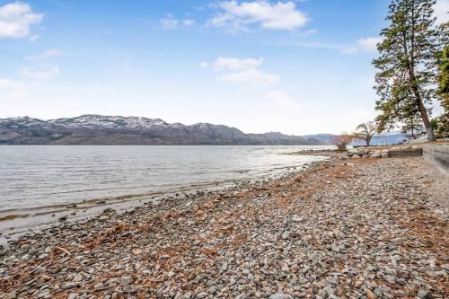Family-friendly Cottage with amazing views in West Kelowna, Canada