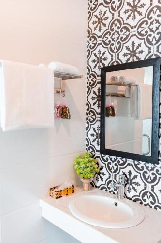 Deluxe Twin Room image 10