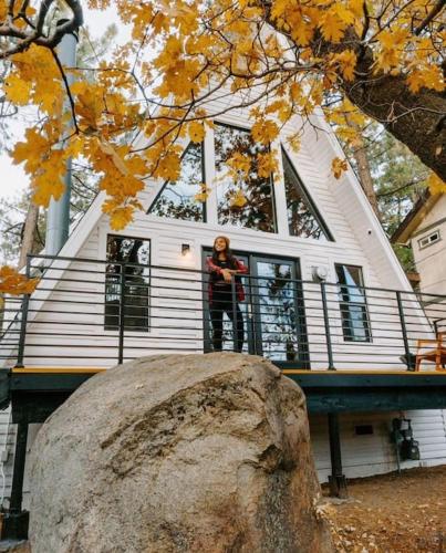 The Scandia “A-Frame Chalet” Fireplace & Hot tub in Running Springs, USA