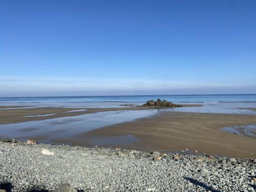 491 - Maison unique, les pieds dans l'eau, le long de la plage de Saint-Pabu gîte à louer Gîte les sageais