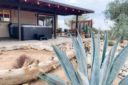 Ranch with Hot Tub by Joshua Tree Park/Pioneertown - Apartment - Yucca Valley