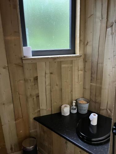 Fürdőszoba, Hagrids Hut - Off grid Cabin - no electricity or running water in Munlochy