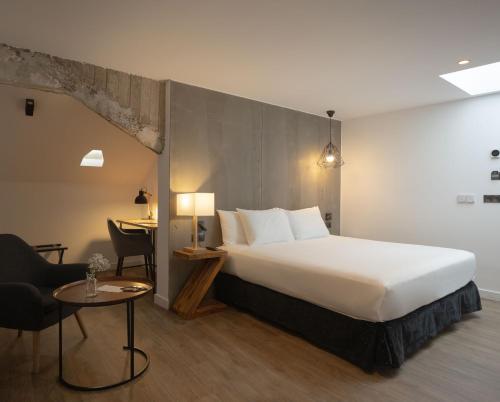 1 queen bed, 1 sofa bed
