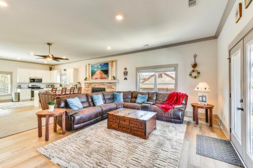 Lake Chatuge Escape Ideal Location and Views! in Hiawassee, USA