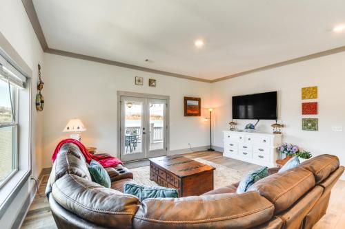 Lake Chatuge Escape Ideal Location and Views! in Hiawassee, USA