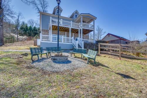 Lake Chatuge Escape Ideal Location and Views! in Hiawassee, USA