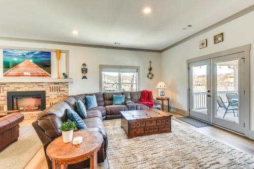 Lake Chatuge Escape Ideal Location and Views! in Hiawassee, USA