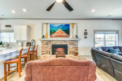 Lake Chatuge Escape Ideal Location and Views! in Hiawassee, USA