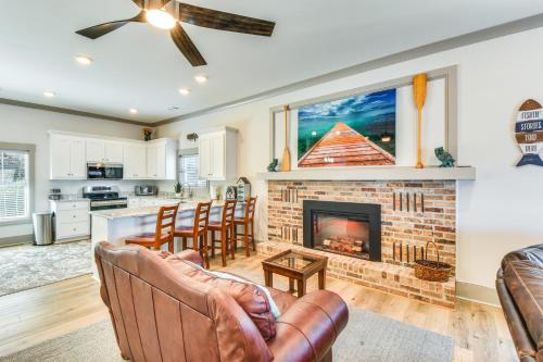 Lake Chatuge Escape Ideal Location and Views! in Hiawassee, USA