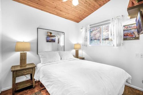 Beautiful Cabin Right next to Lake Okanagan #5 in West Kelowna, Canada