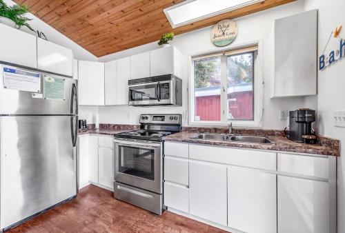 Beautiful Cabin Right next to Lake Okanagan #5 in West Kelowna, Canada