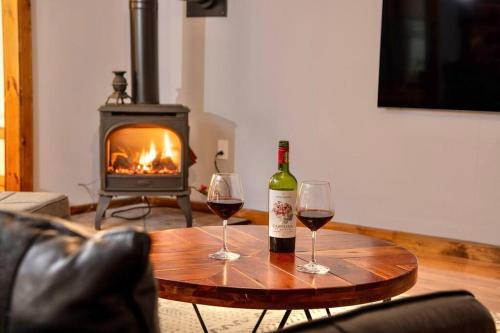 . Pet friendly with Fireplace, Near Kasoag Snow Trail