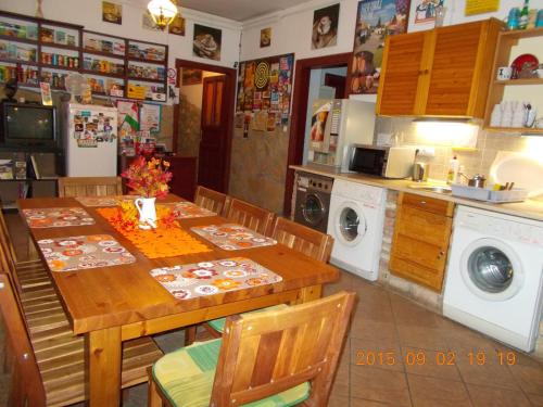 Hungaria Guesthouse - image 7