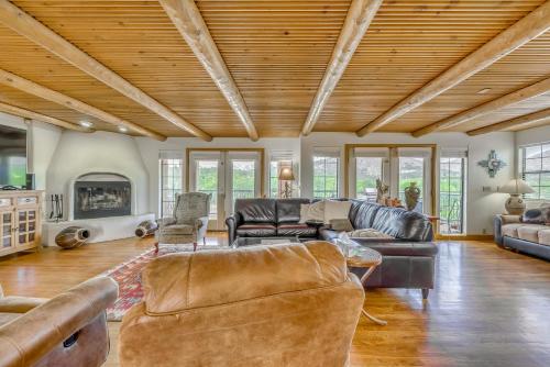 Scenic Alto Getaway with Mountain Views and Hot Tub! Scenic Alto Getaway with Mountain Views and Hot Tub!