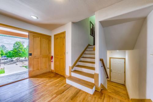 Scenic Alto Getaway with Mountain Views and Hot Tub! Scenic Alto Getaway with Mountain Views and Hot Tub!