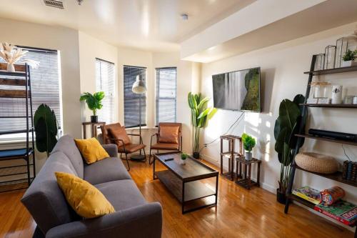 Spacious 3BD stay in Newark - Tap to explore photos