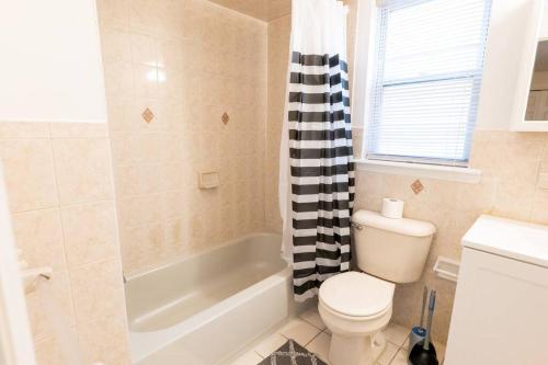 Spacious 3BD stay in Newark - Tap to explore photos