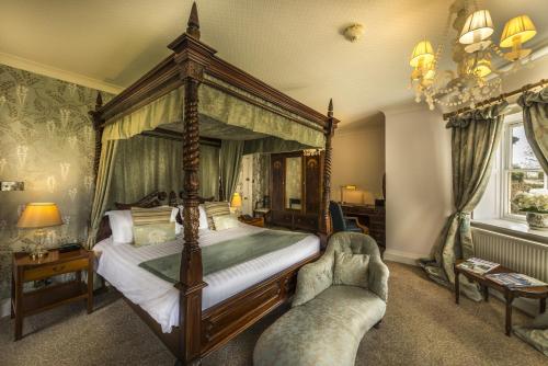 Room with Four-Poster Bed