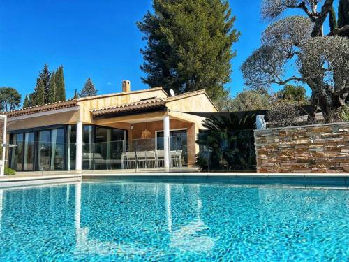 Superbe villa avec piscine chauffée, proche Bandol