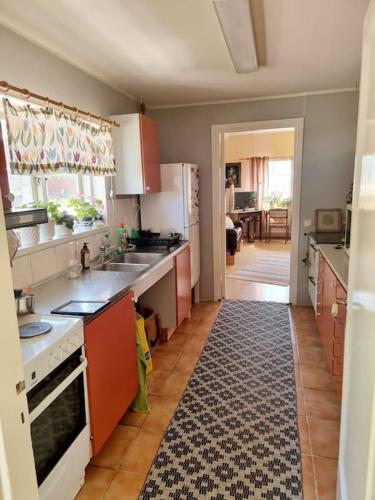 Bo på lantgård (Bo pa lantgard) in Motala