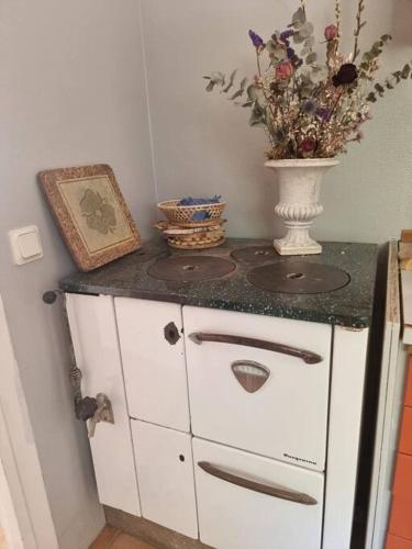 Bo på lantgård (Bo pa lantgard) in Motala