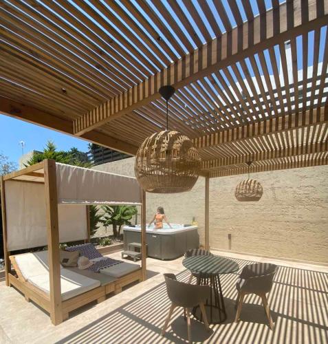 Hot tub, Marble Luxury Suites in Nea Alikarnassos