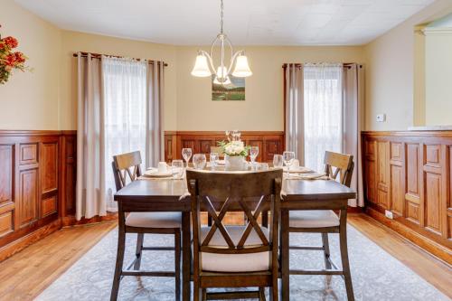 2 Mi to Peace Bridge Victorian-Style Apartment in Buffalo, USA