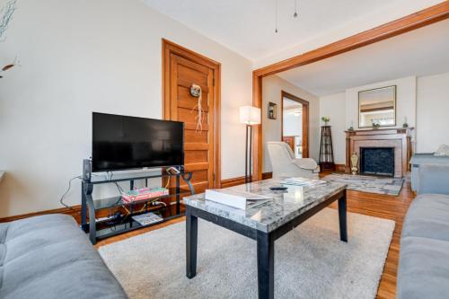 2 Mi to Peace Bridge Victorian-Style Apartment in Buffalo, USA