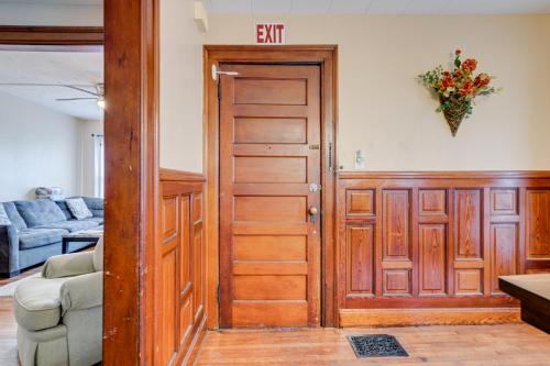 2 Mi to Peace Bridge Victorian-Style Apartment in Buffalo, USA