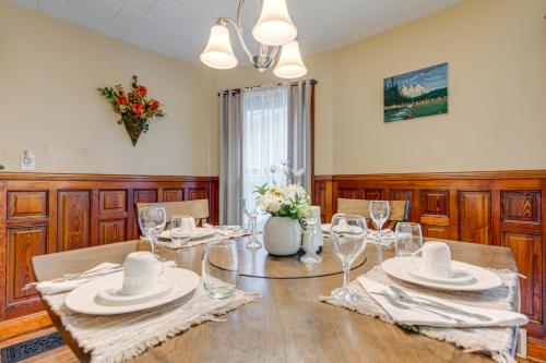 2 Mi to Peace Bridge Victorian-Style Apartment in Buffalo, USA
