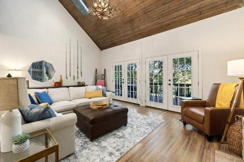 Lakewood Retreat-On Beaver Lake-Outdoor Living in Lowell, USA