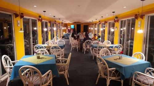 Restoran, Hotel El Delfin in Livingston