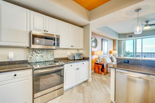 Riverfront Fort Myers Condo with Community Amenities near Florida Repertory Színház