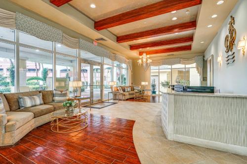 Riverfront Fort Myers Condo with Community Amenities near Florida Repertory Színház