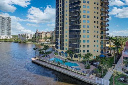 Riverfront Fort Myers Condo with Community Amenities near Florida Repertory Színház
