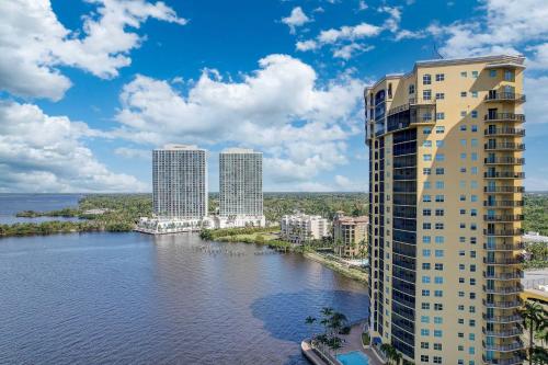 Riverfront Fort Myers Condo with Community Amenities near Florida Repertory Színház