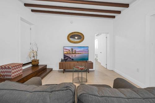 Casa Havana - Renovated One Bedroom in Miami in Miami, USA