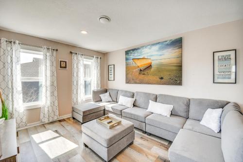 Bright Kitty Hawk Home with Hot Tub, Walk to Beach! in Kitty Hawk (NC)