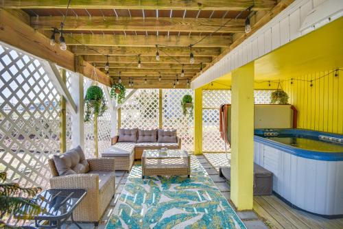 Bright Kitty Hawk Home with Hot Tub, Walk to Beach! in Kitty Hawk (NC)