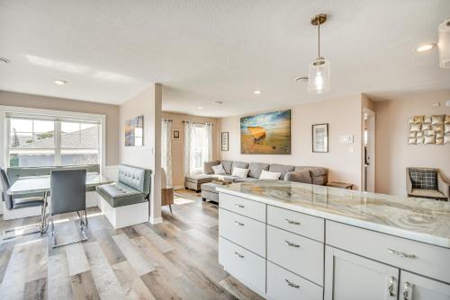 Bright Kitty Hawk Home with Hot Tub, Walk to Beach! in Kitty Hawk (NC)