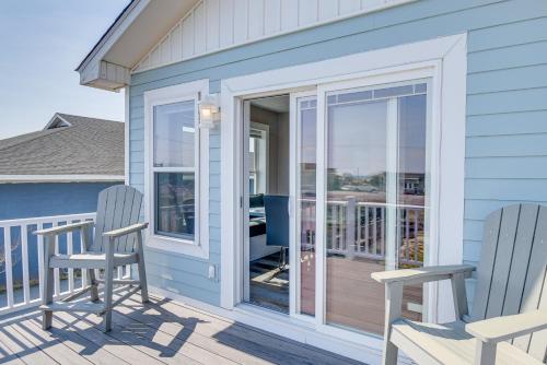 Bright Kitty Hawk Home with Hot Tub, Walk to Beach! in Kitty Hawk (NC)