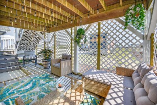 Bright Kitty Hawk Home with Hot Tub, Walk to Beach! in Kitty Hawk (NC)